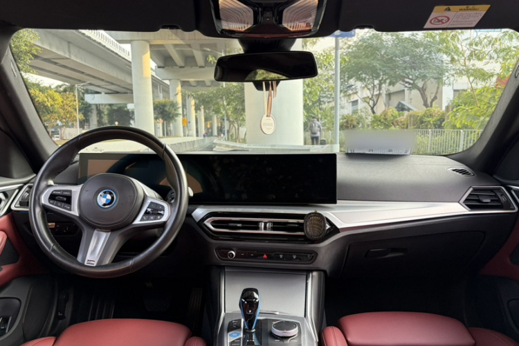 BMW i4 2022 car image #14