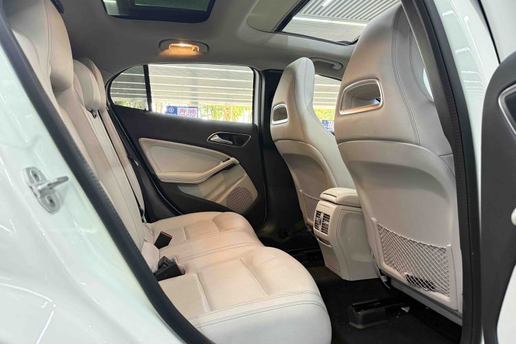 Mercedes-Benz GLA Class 2015 immagine di auto #14