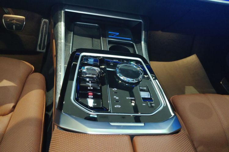 BMW i7 2025 изображение автомобиля #14