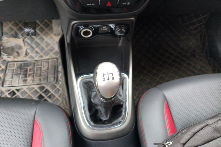 Changan CS15 2018 صورة سيارة #14