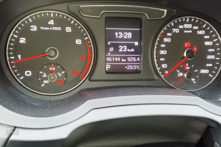 Audi Q3 2018 car image #14