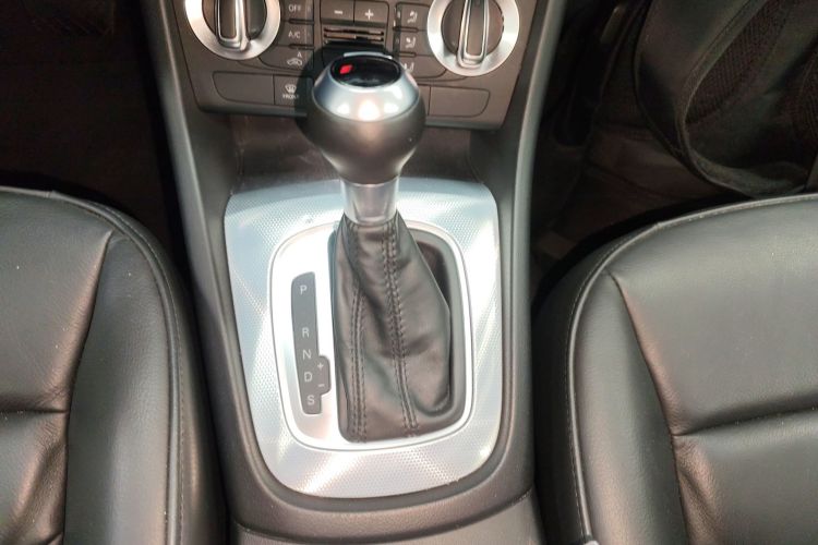 Audi Q3 2015 car image #14