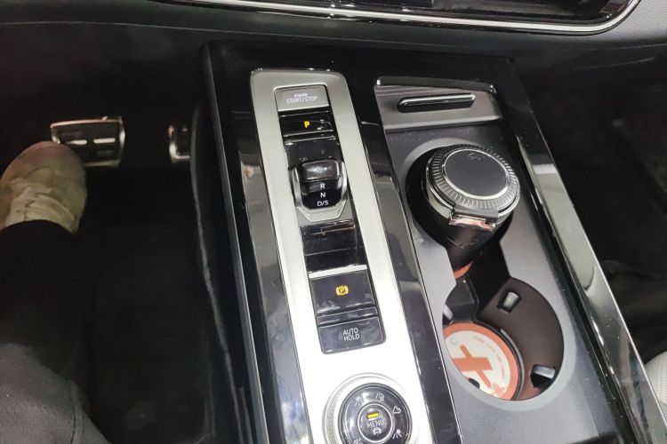 Volkswagen Tavendor 2023 car image #14