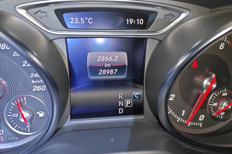 Mercedes-Benz GLA Class 2019 immagine di auto #14