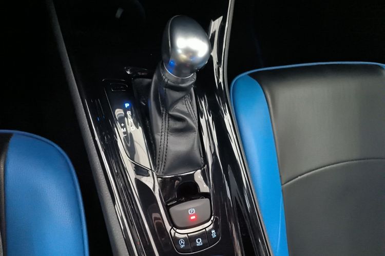 Toyota C-HR 2019 car image #14