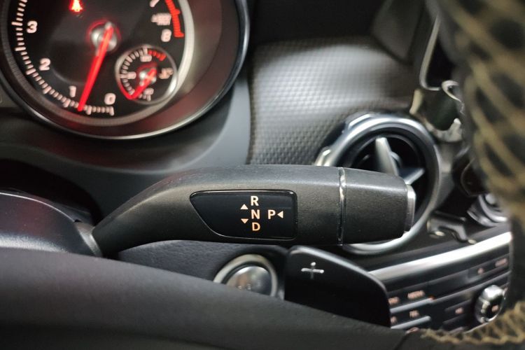 Mercedes-Benz GLA Class 2018 immagine di auto #14