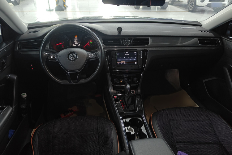 Volkswagen Passat 2018 car image #14