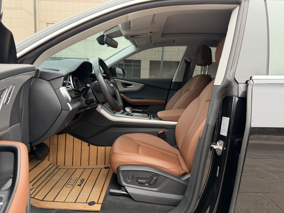 Audi RS Q8 2022 car image #14