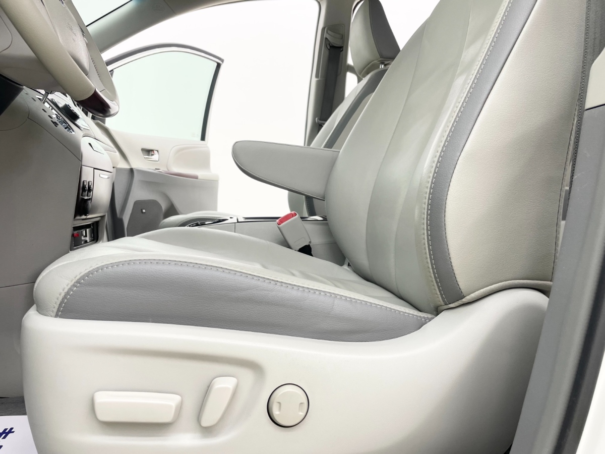 Toyota SIENNA 2010 car image #14