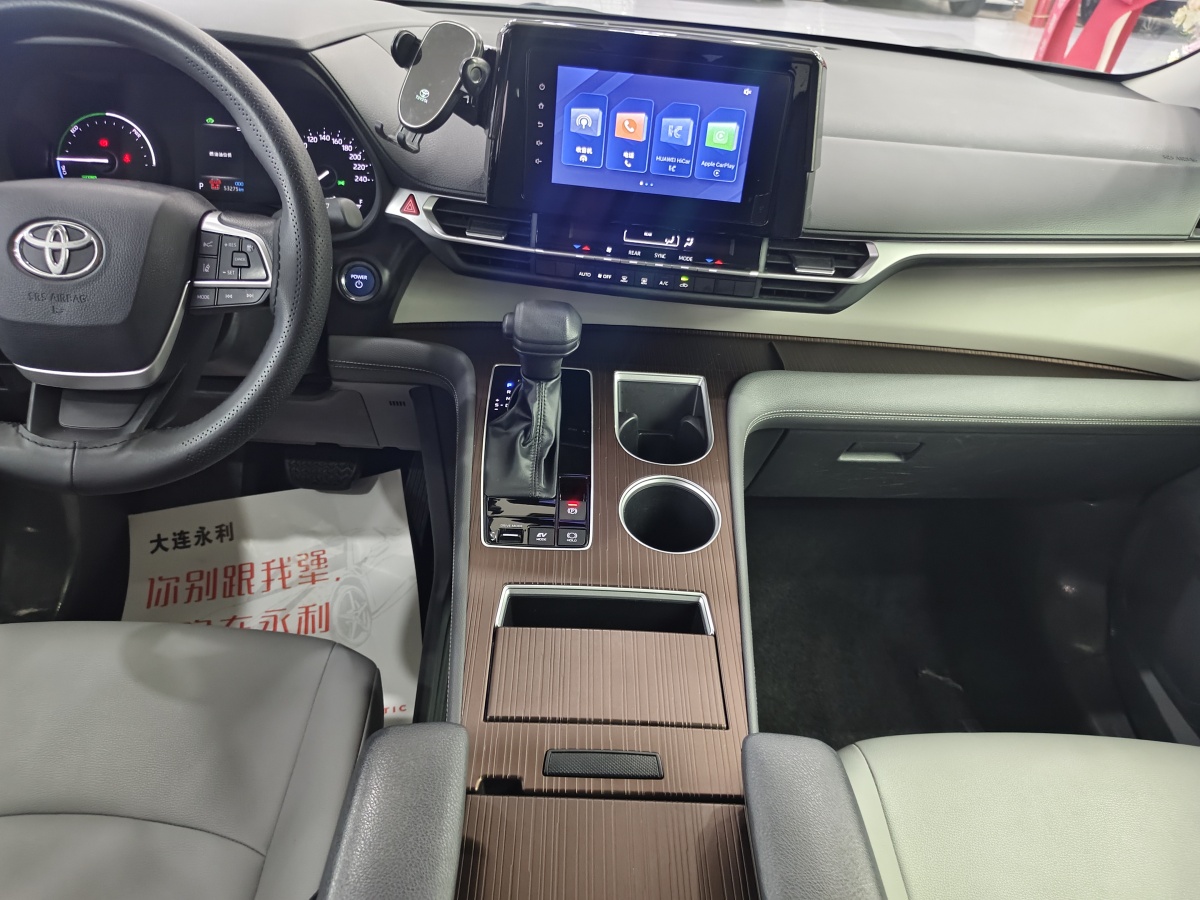 Toyota Granvia 2024 car image #14