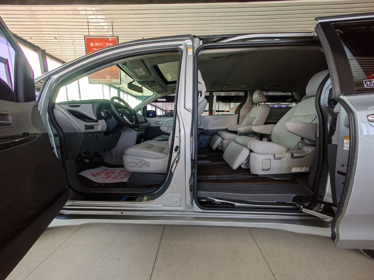 Toyota SIENNA 2020 #14 Toyota SIENNA 2020 car image #14