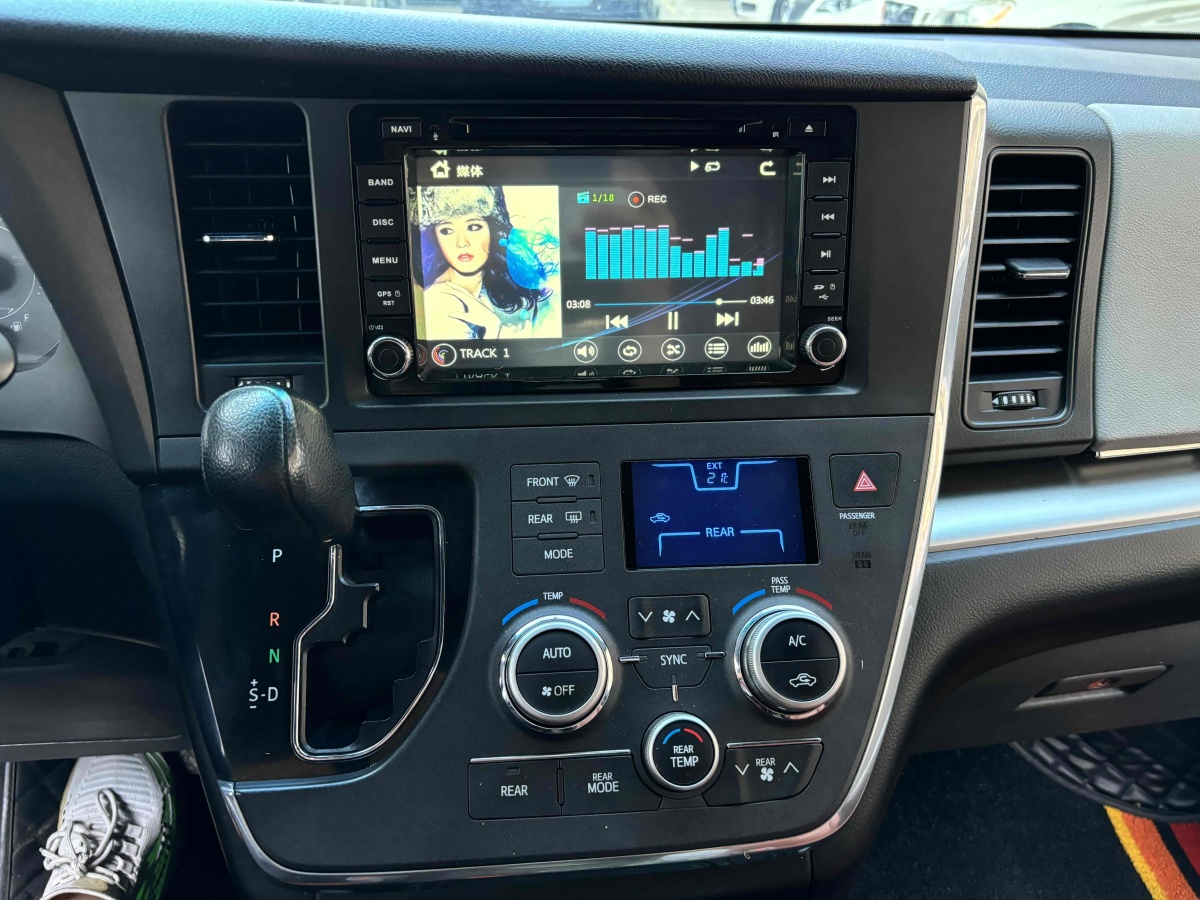 Toyota SIENNA 2015 car image #14