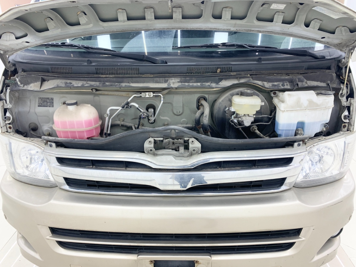 Toyota Hiace 2012 car image #14