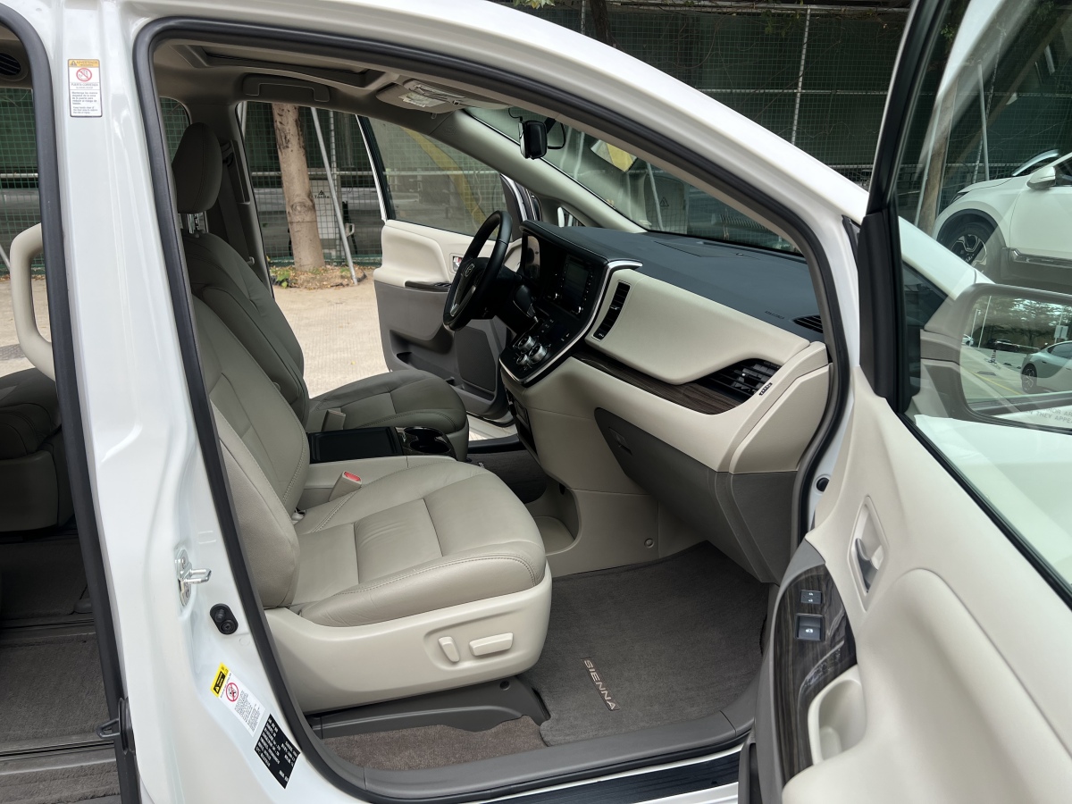 Toyota SIENNA 2018 #14 Toyota SIENNA 2018 car image #14