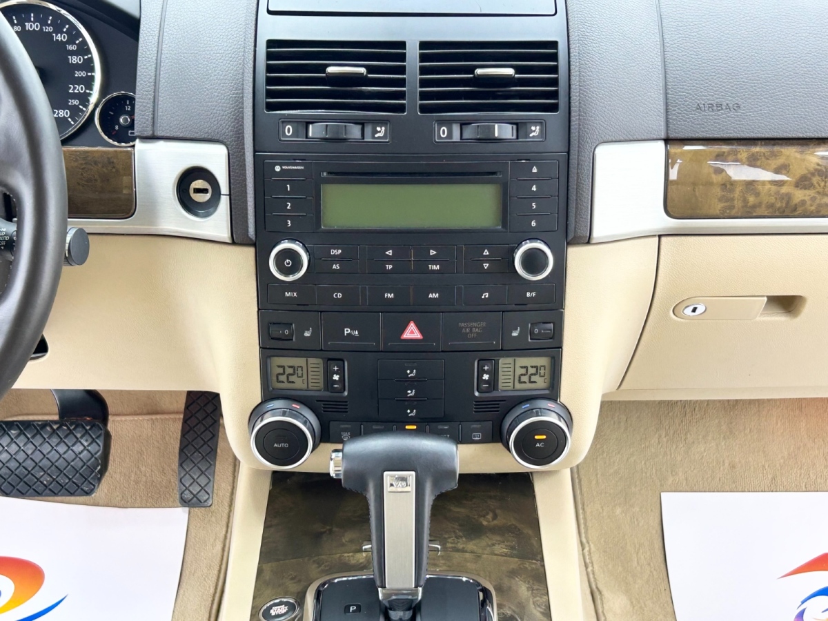 Volkswagen Touareg 2010 car image #14