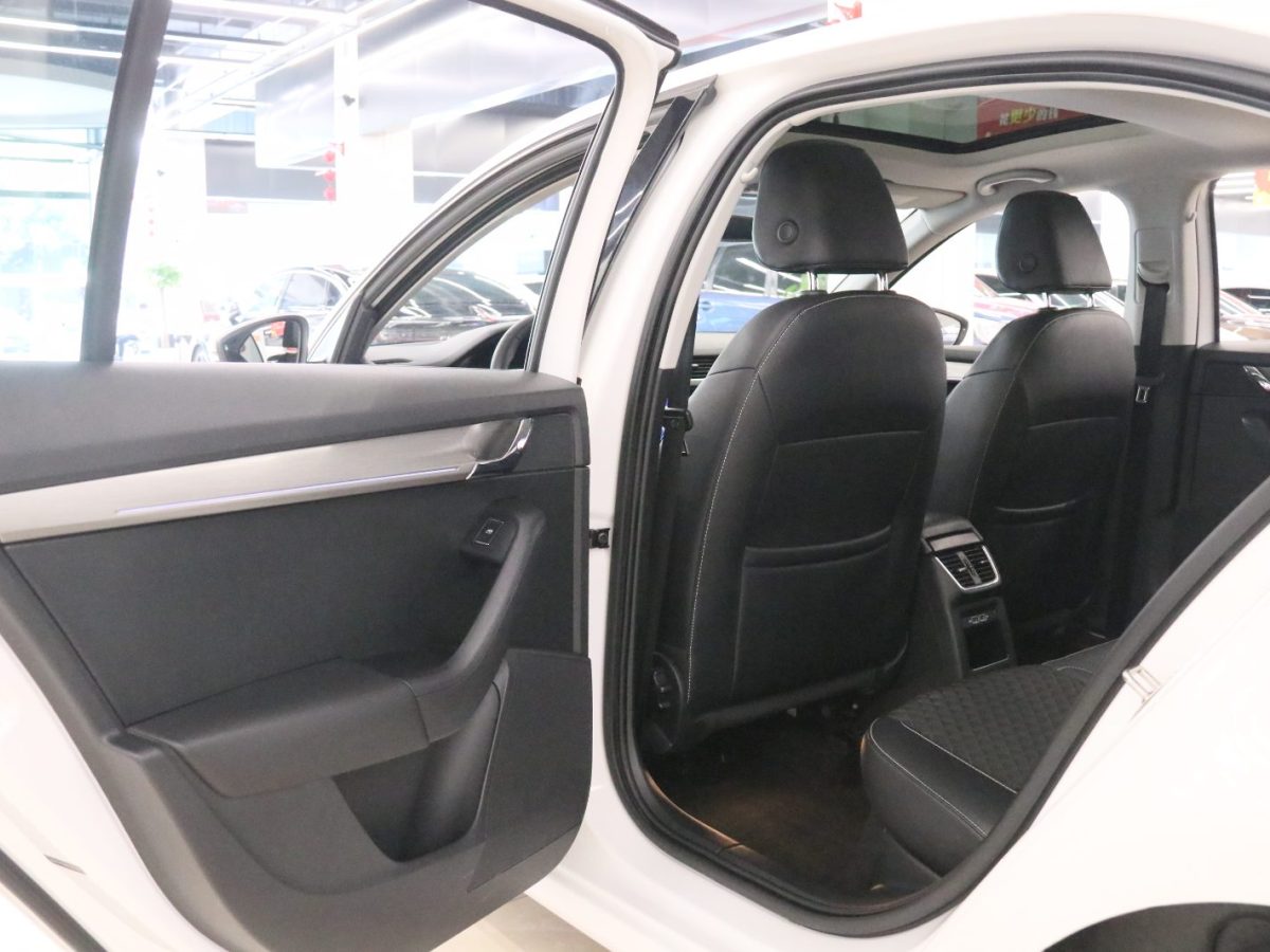 Skoda Octavia 2020 car image #14