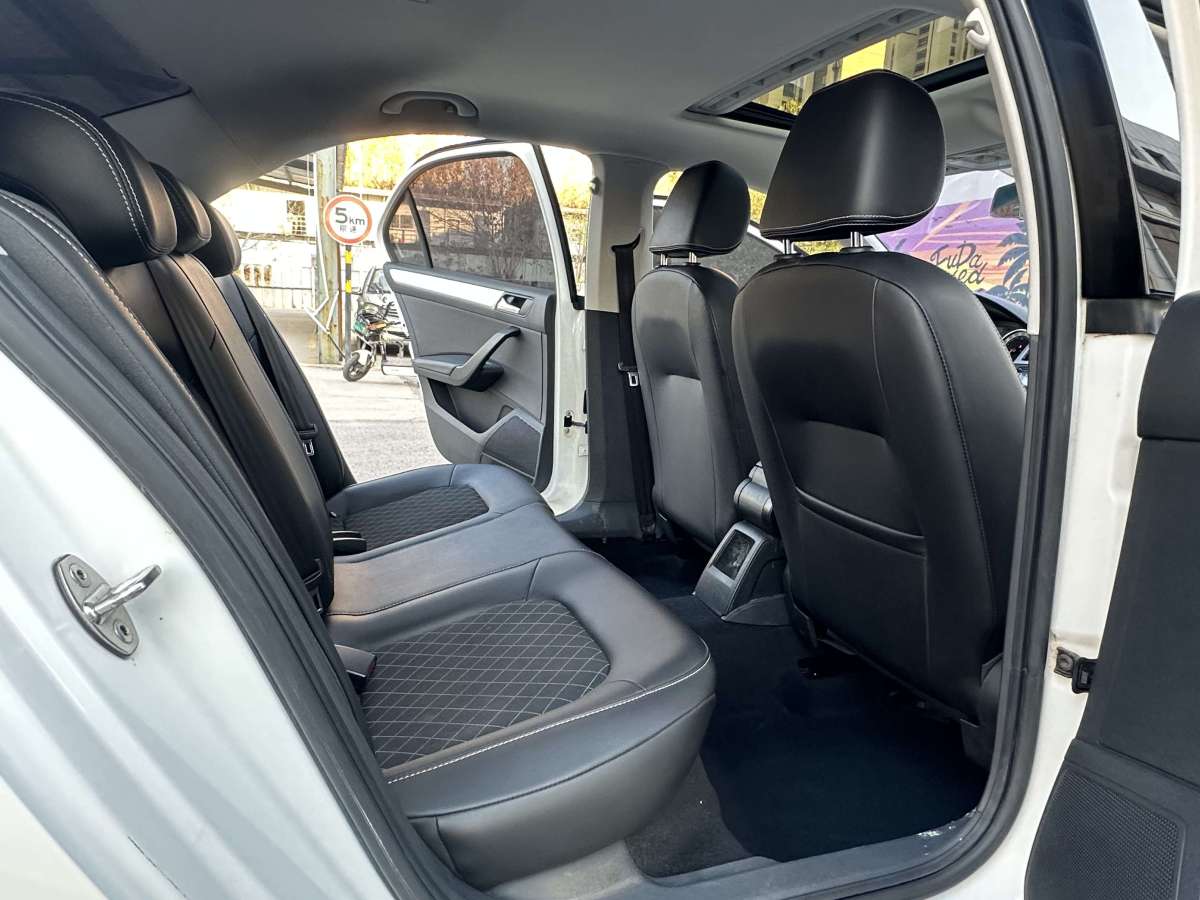 Skoda Rapid 2018 car image #14