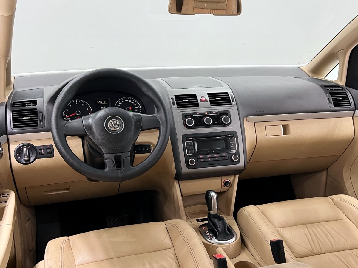 Volkswagen Touran 2012 car image #14