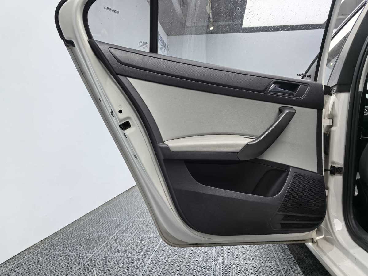 Skoda Rapid 2014 car image #14