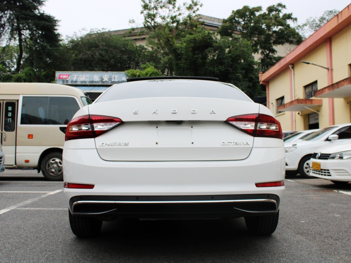 Skoda Octavia 2020 car image #14