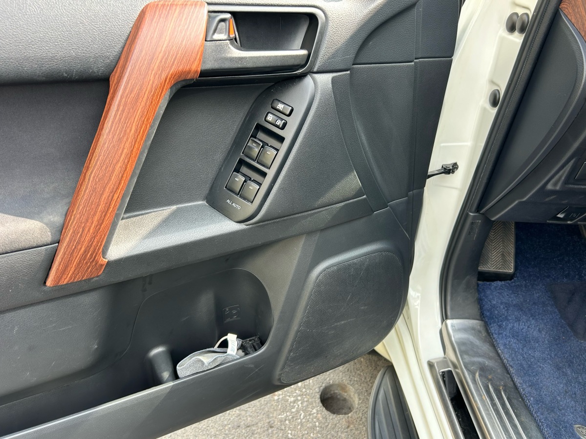 Toyota Land Cruiser Prado 2017 car image #14