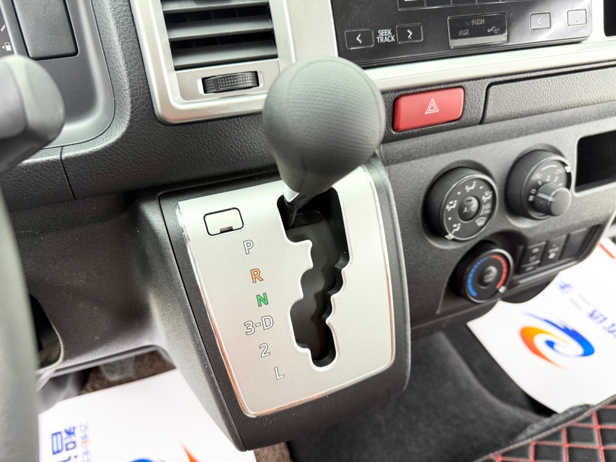 Toyota Hiace 2017 car image #14