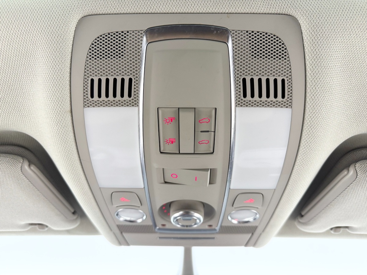 Audi Q7 2010 car image #14