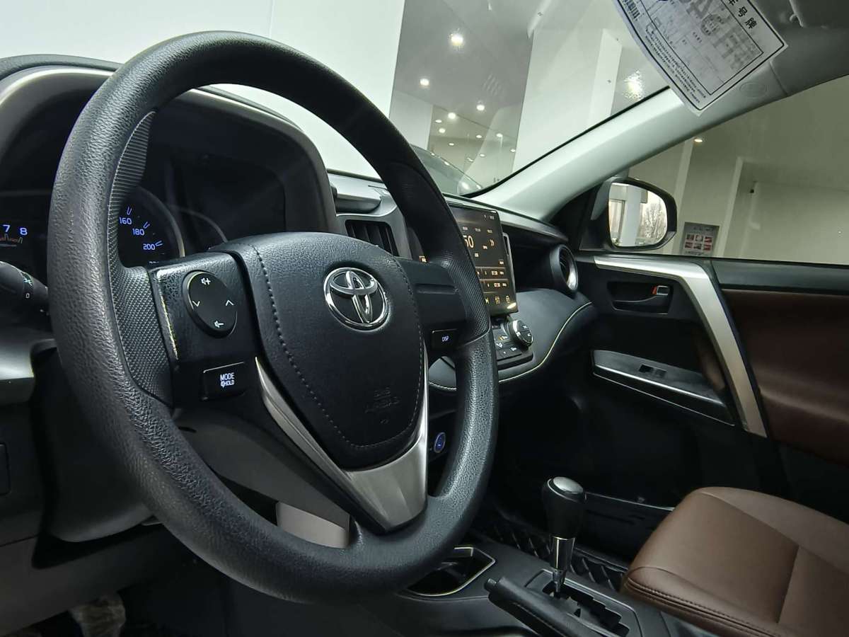 Toyota RAV4 2019 car image #14