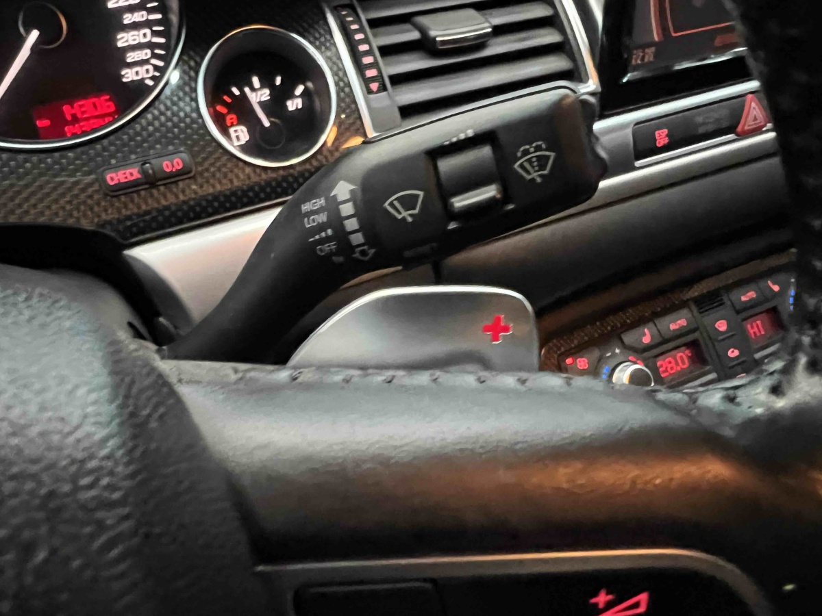 Audi S8 2009 car image #14