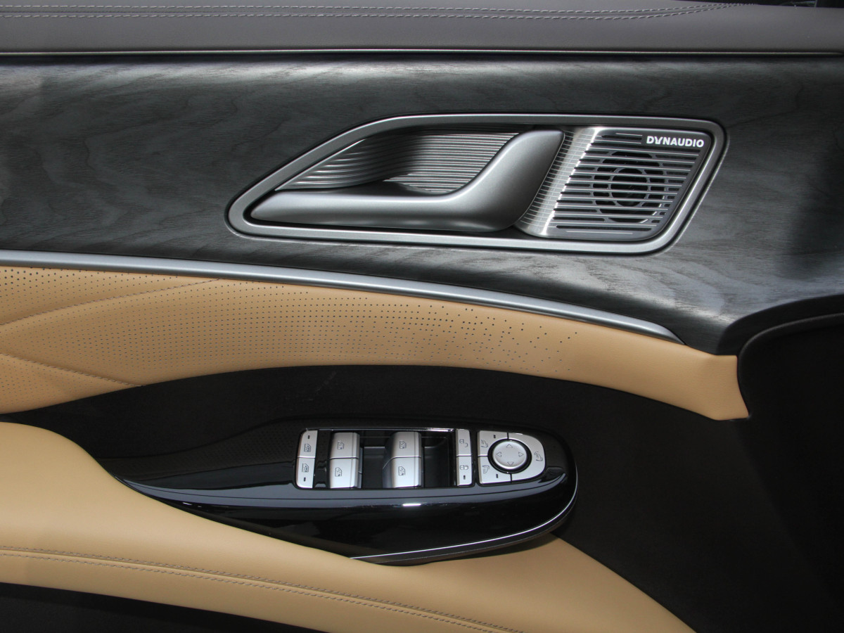 Denza D9 2025 car image #14