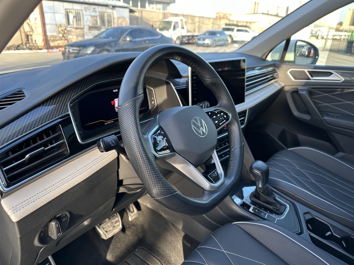 Volkswagen Tiguan L 2021 car image #14