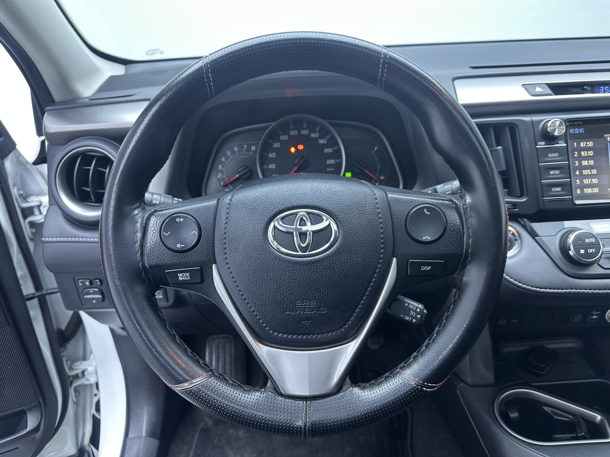 Toyota RAV4 2018 car image #14