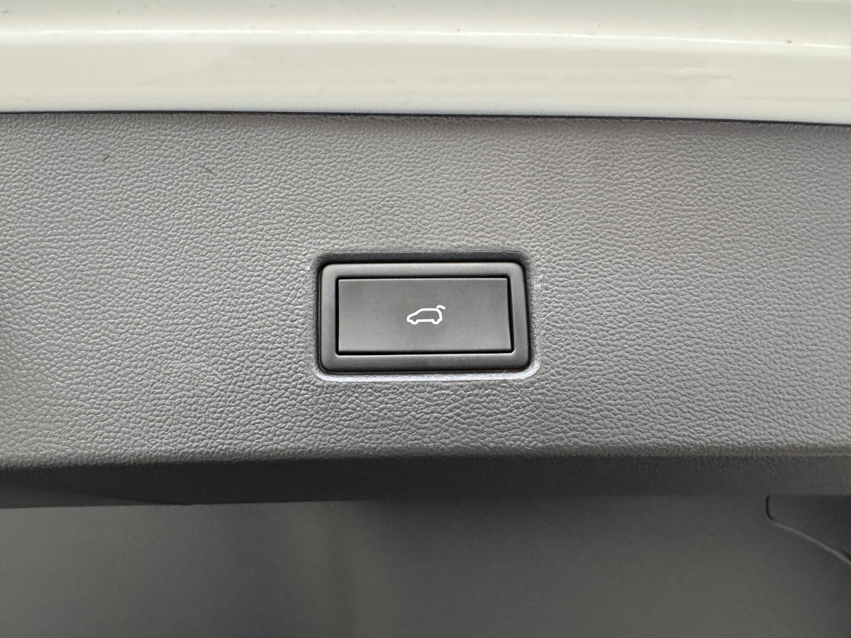 Volkswagen T-Roc 2025 car image #14