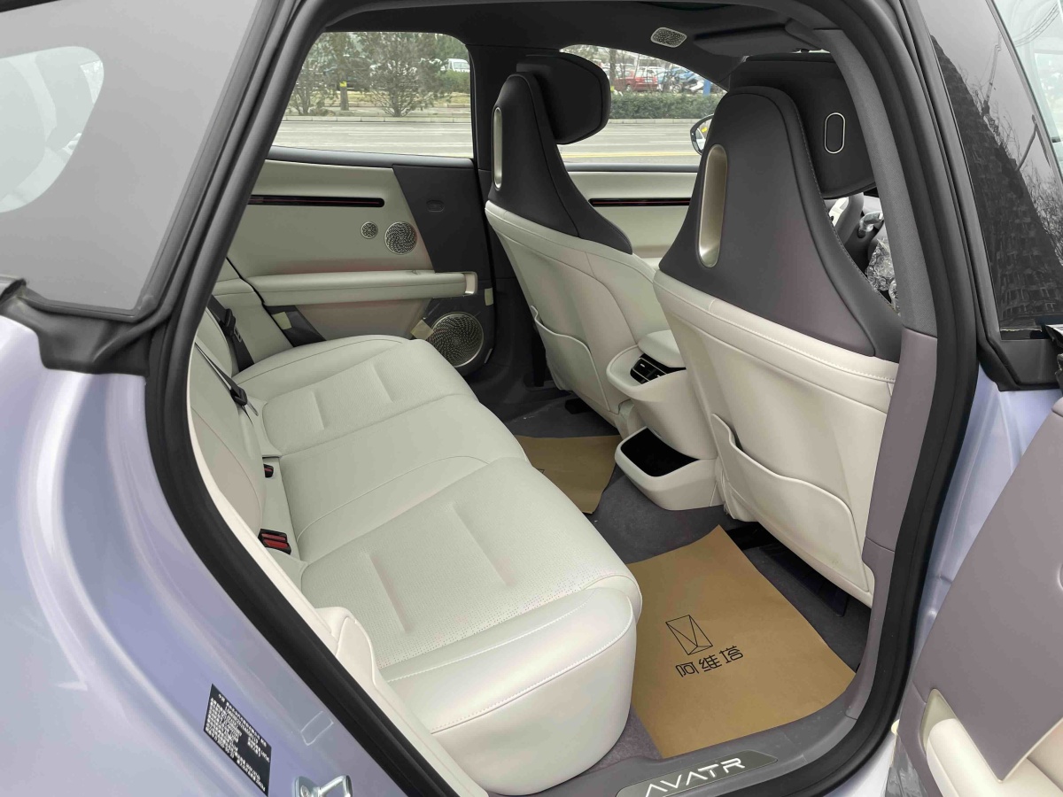 Avatr 06 2025 immagine di auto #14