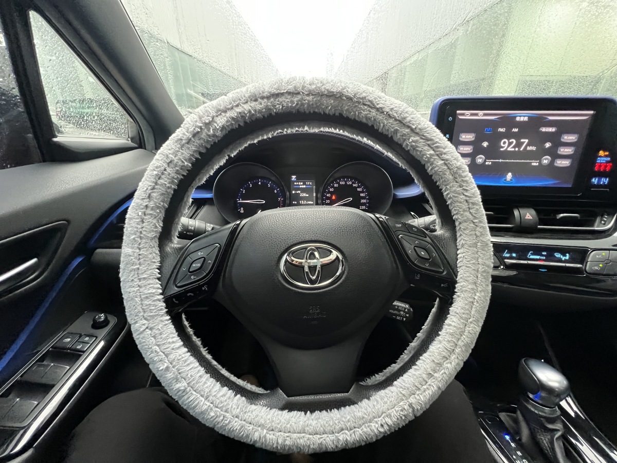 Toyota C-HR 2019 car image #14