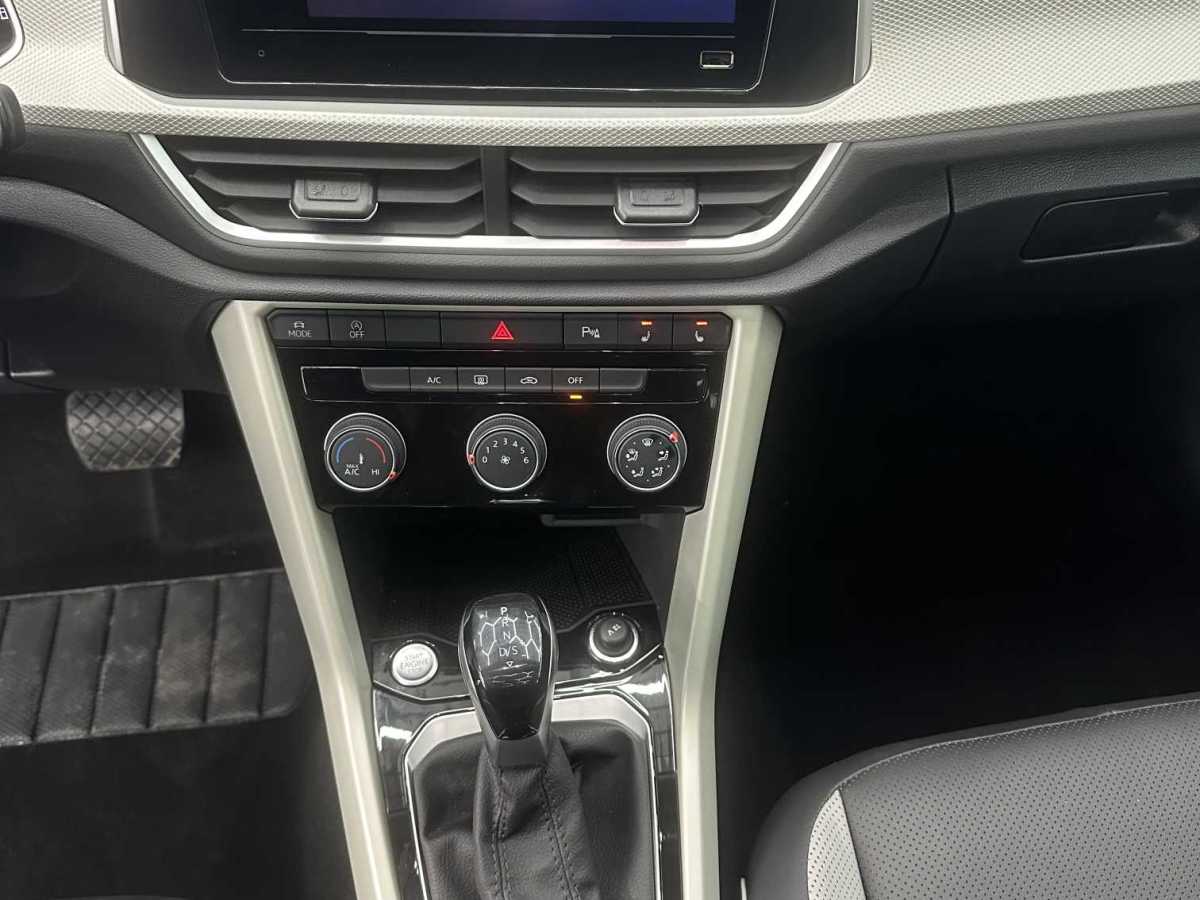 Volkswagen T-Roc 2024 car image #14