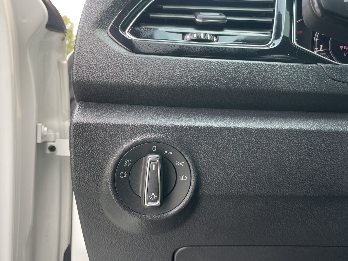 Volkswagen T-Roc 2022 car image #14