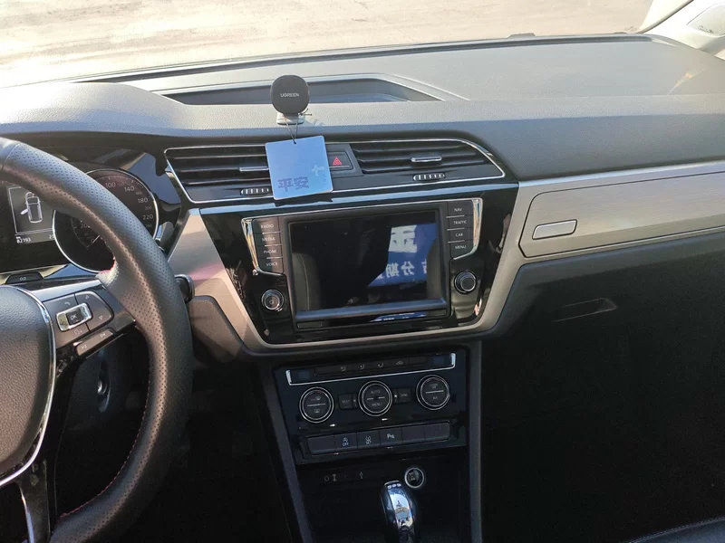 Volkswagen Touran 2018 car image #14