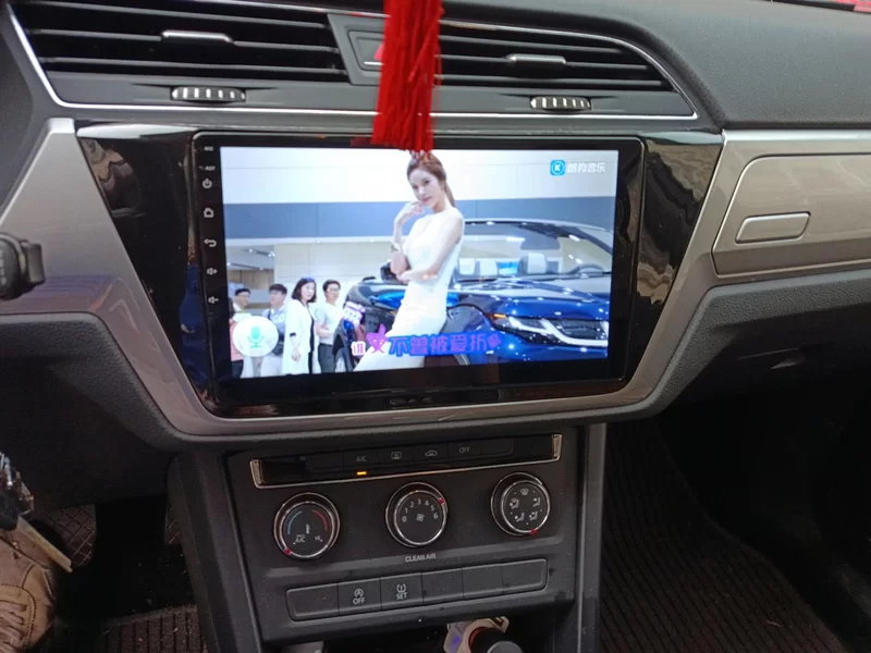 Volkswagen Touran 2018 car image #14