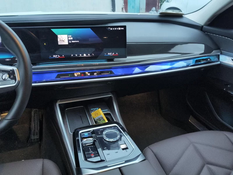 BMW i7 M70L 2023 car image #14