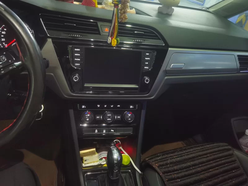 Volkswagen Touran 2018 car image #14