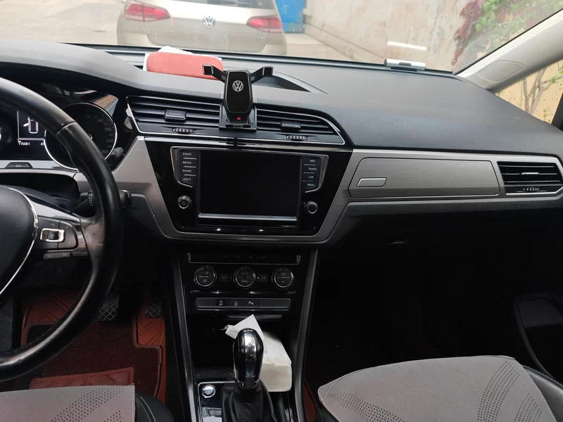 Volkswagen Touran 2018 car image #14