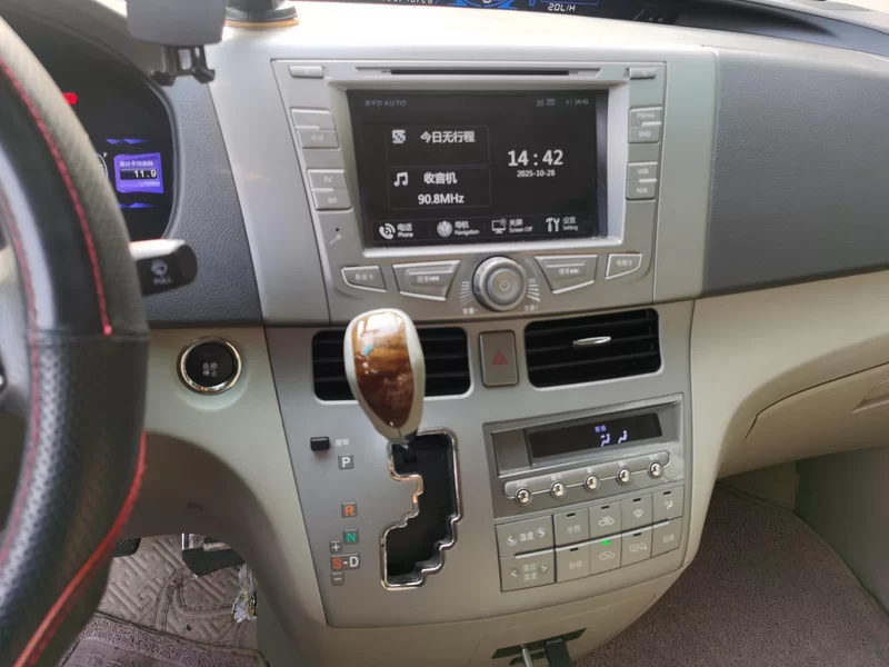 BYD M6 2015 #14 BYD M6 2015 car image #14