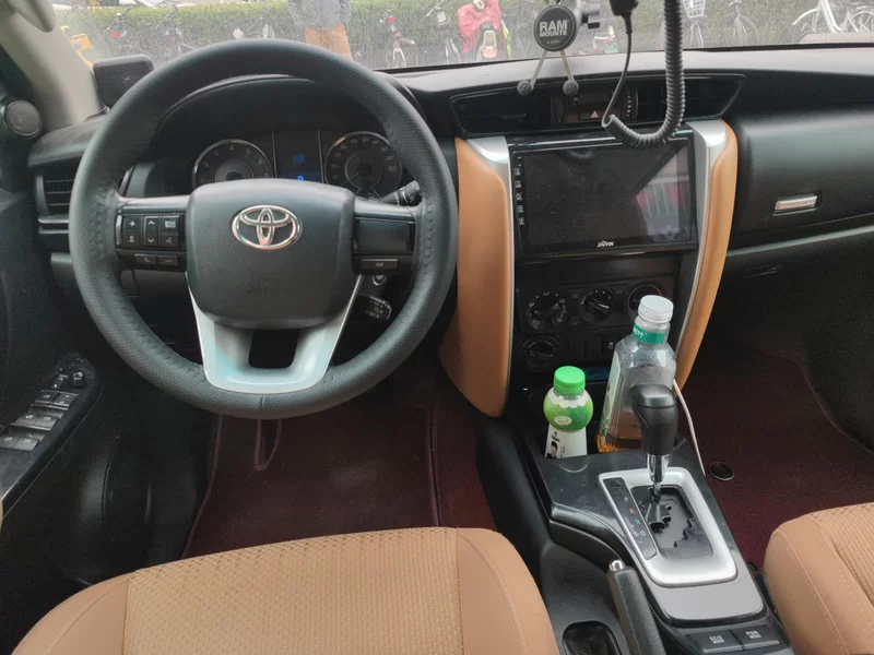 Toyota Fortuner 2018 immagine di auto #14