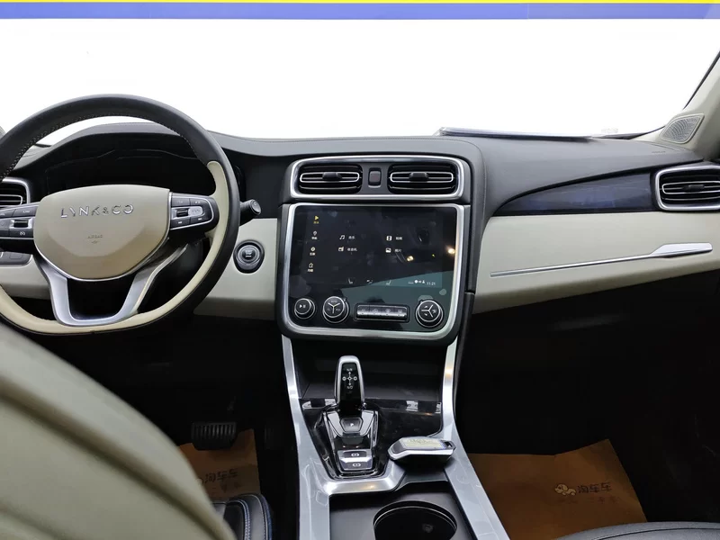 Lynk & Co 01 2018 #14 Lynk & Co 01 2018 car image #14