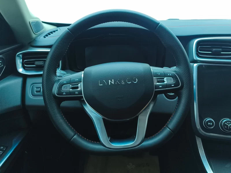 Lynk & Co 01 2018 #14 Lynk & Co 01 2018 car image #14