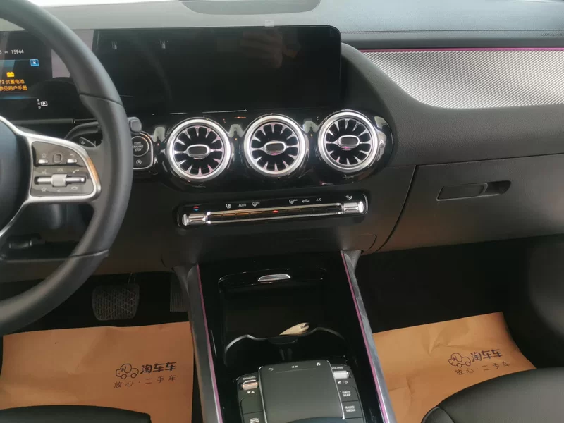 Mercedes-Benz GLA Class 2023 imagen de coche #14