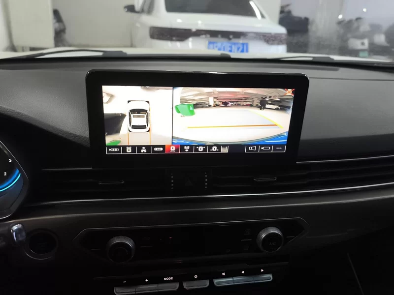 X70 2023 car image #14