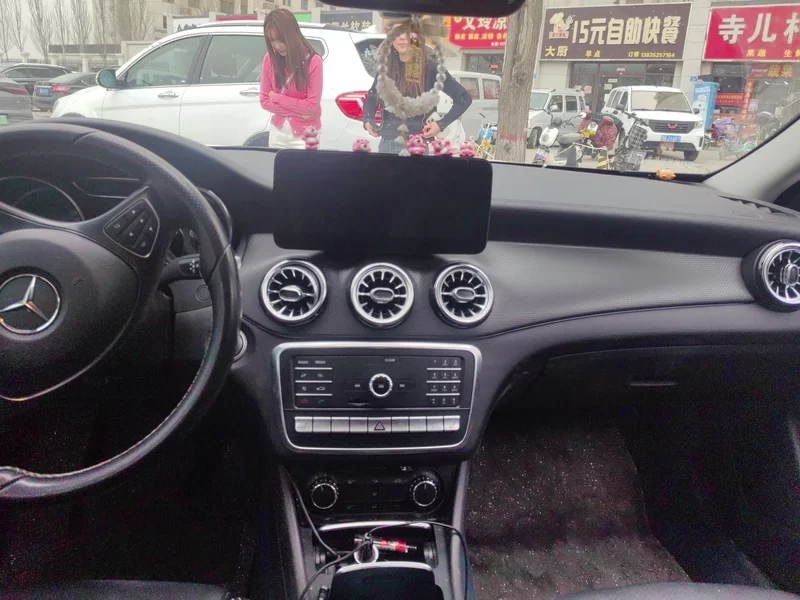 Mercedes-Benz GLA Class 2018 car image #14