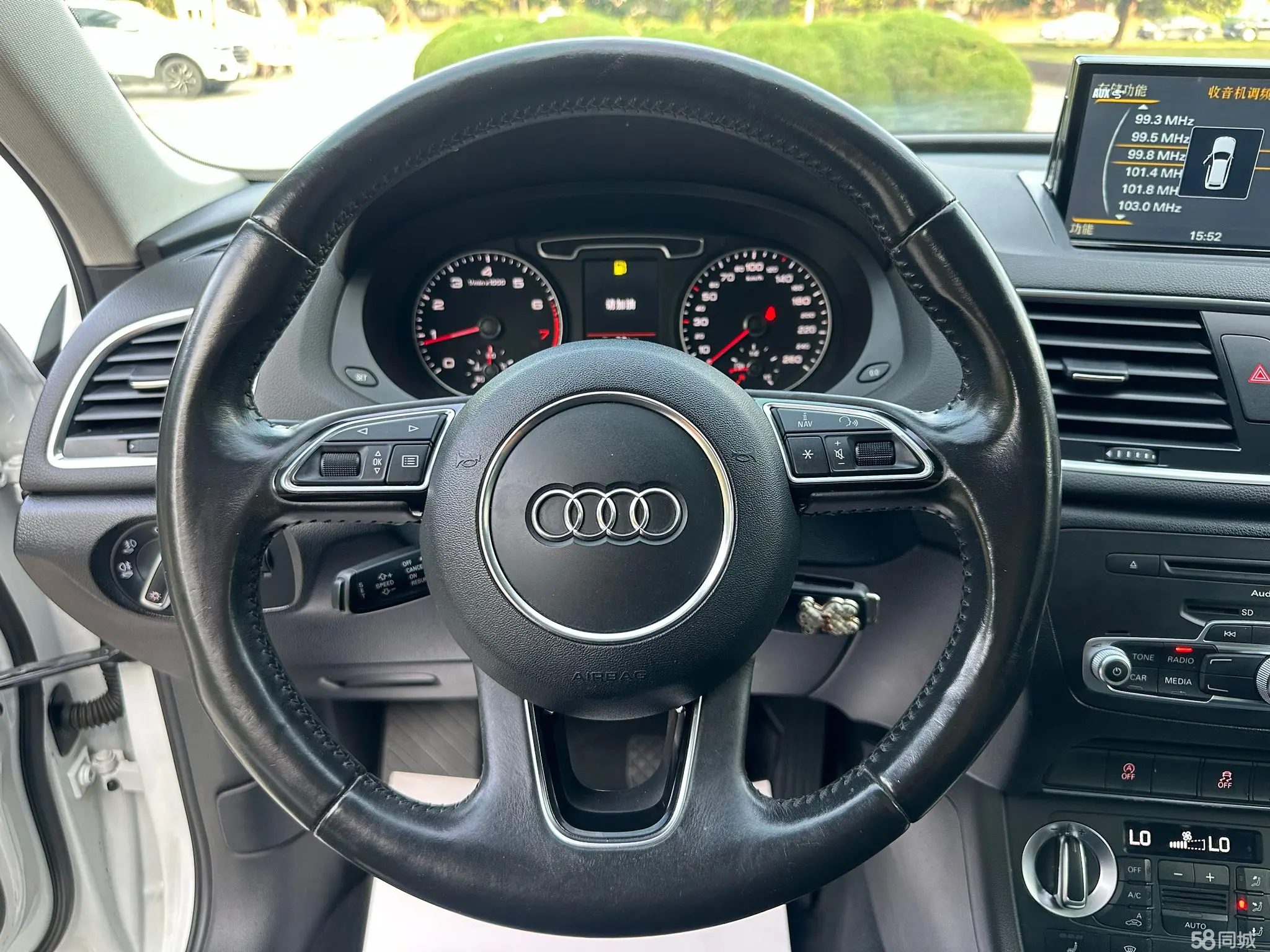 Audi Q3 2015 car image #14